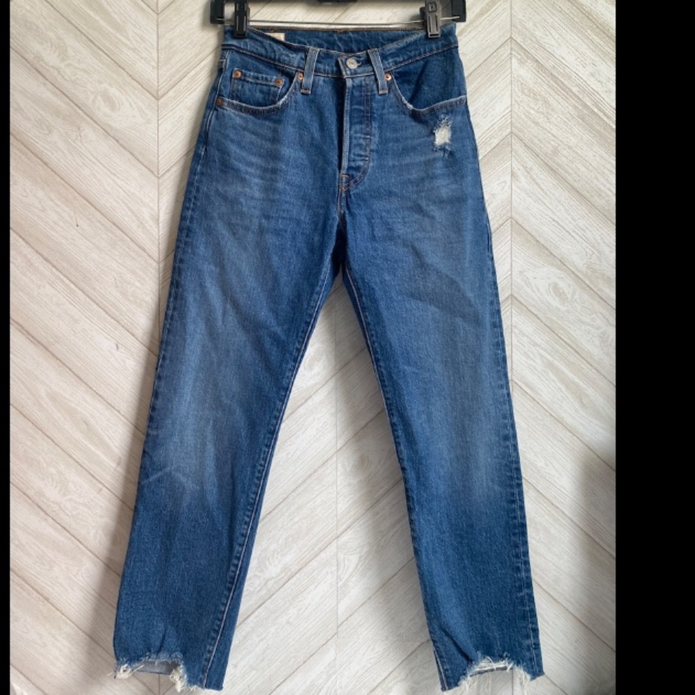 Levi’s high rise chewed hem crop jeans 24 x 26